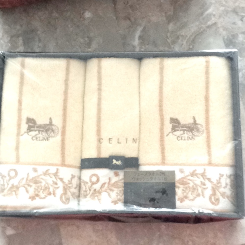 Celine 2 Handtowel & 1 face Gift set,New in box